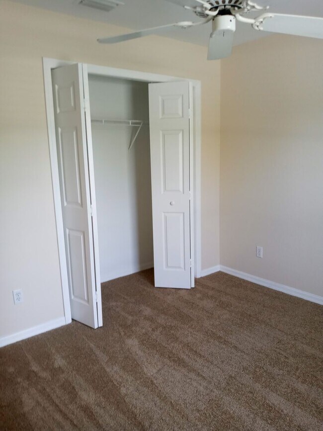 Building Photo - Cute and Quiet Country Living