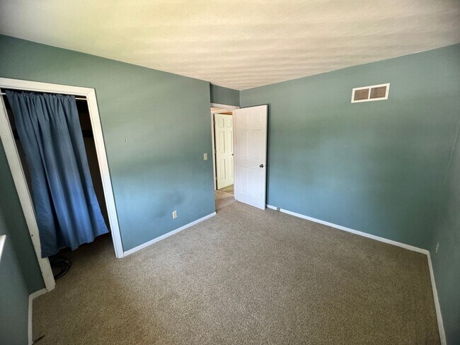 Building Photo - 3 bed 1.5 bath home in Bettendorf!