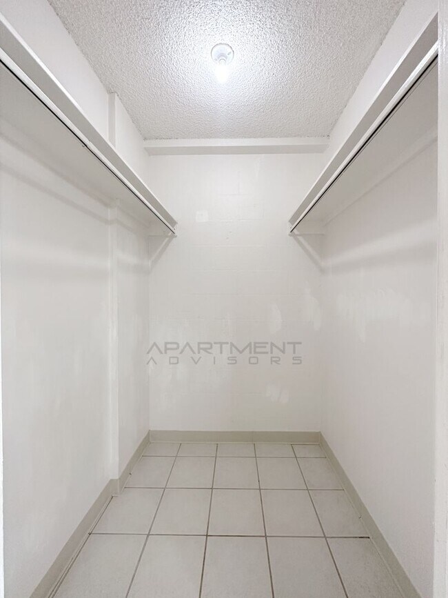 Building Photo - 2541 Kuhio Ave-301