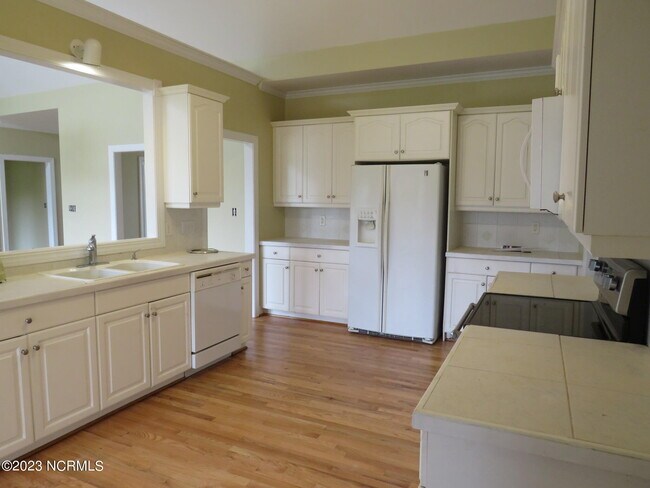 Building Photo - 400 Landfall Ct