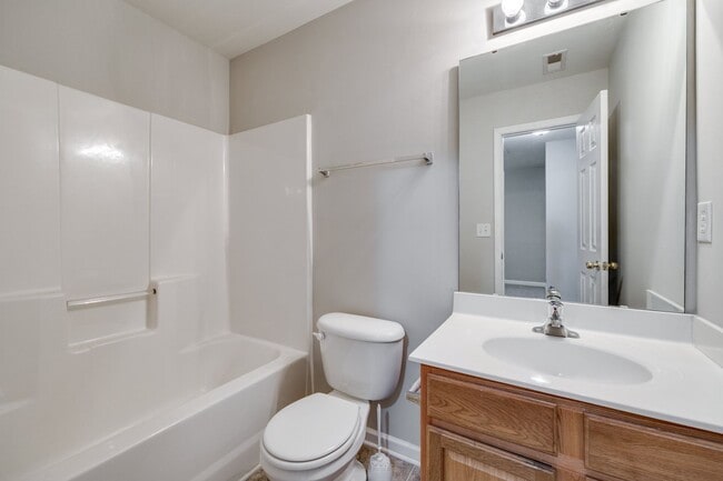 Building Photo - Location, Location, Location! 3 Bedroom 2....