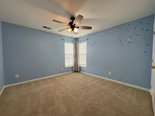 Building Photo - Stunning  4 Bed 3 Bath Home With Spacious ...