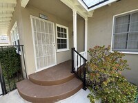 Building Photo - 1006-1008 W. Glenoak