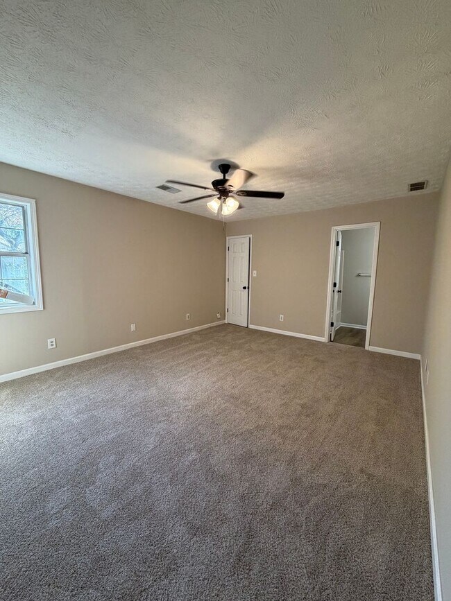 Building Photo - 5096-5098 Farm Valley Dr