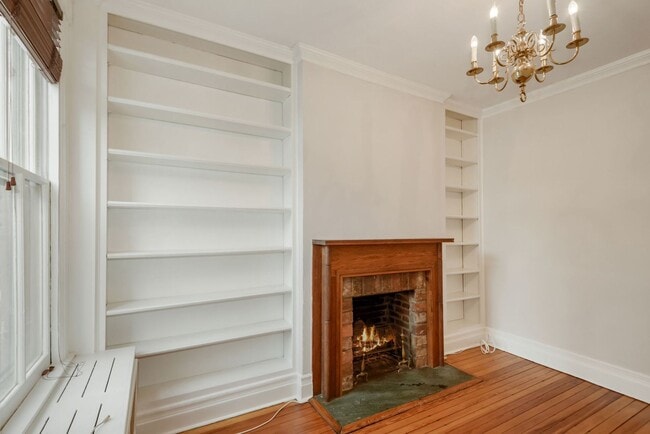 Building Photo - 3 Bed 2.5 Bathroom - Capitol Hill Rowhome - Driveway For Parking