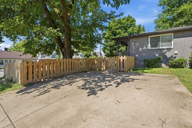 Building Photo - 1147 Cahal Ave