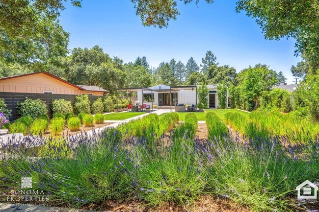Building Photo - 3 Bedroom Exquisitely Furnished Home