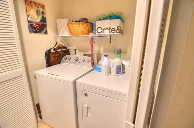 Building Photo - Rare End-Unit Townhome in Carrboro with Beautiful Updates! Available Early July!