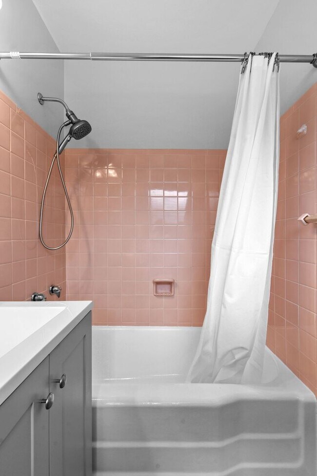 Building Photo - Beautifully maintained 2-bed/2-bath single-family residence is available for rent in one of West ...