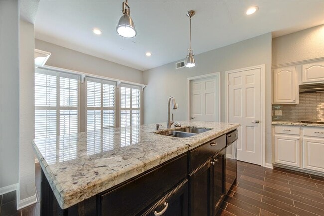Building Photo - 25 Fairway Oaks Pl