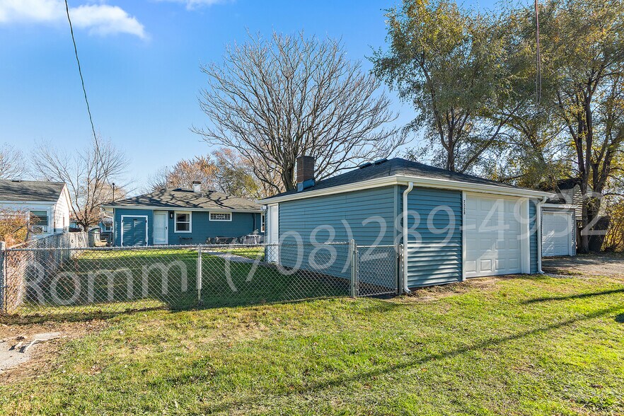 Garage and backyard - 7528 Catalpa Ave