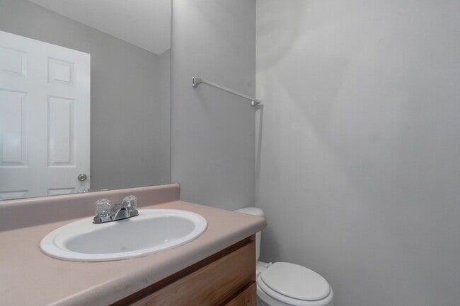 Building Photo - Impressive 3 Bed, 2.5 Bath Home