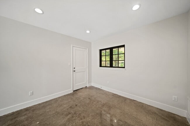 Building Photo - 520 Lovett Blvd