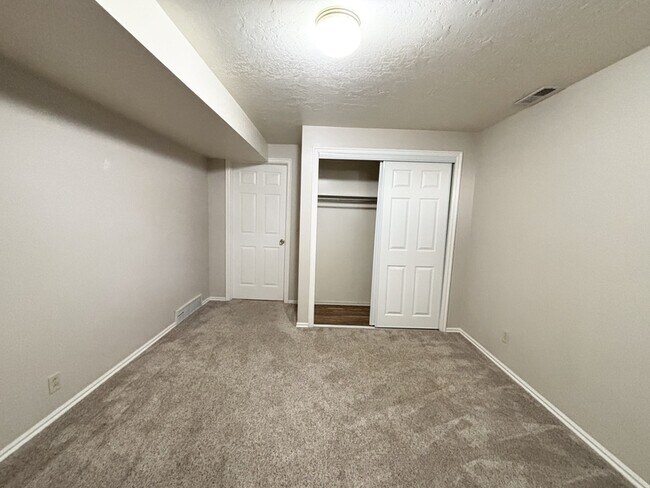 Building Photo - 1201 E 5600 S