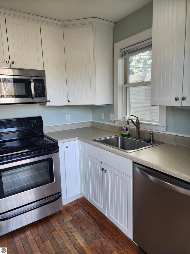 Building Photo - 620 W Ninth St