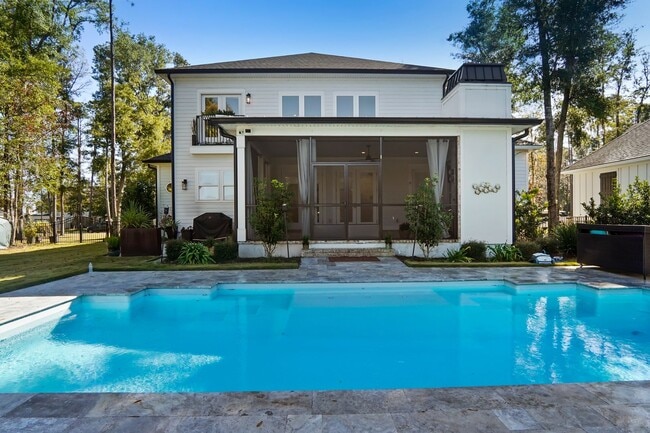 Building Photo - Pool/ Waterfront/ Custom Home in Waterways!