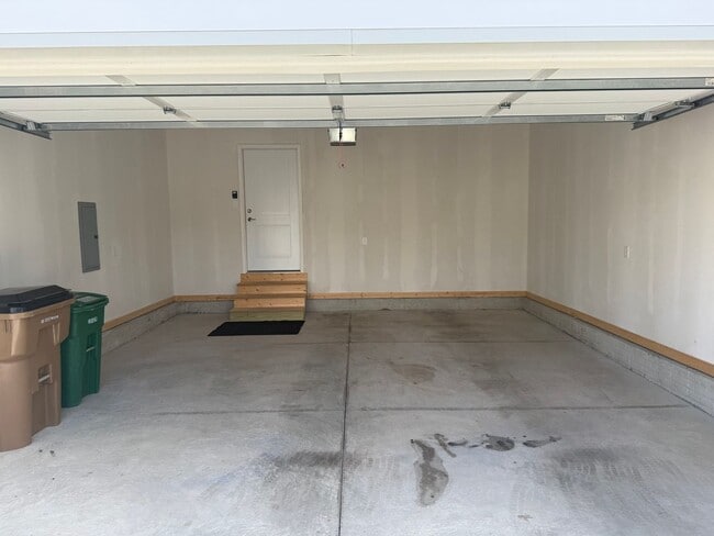 Building Photo - Spacious home in a desirable neighborhood