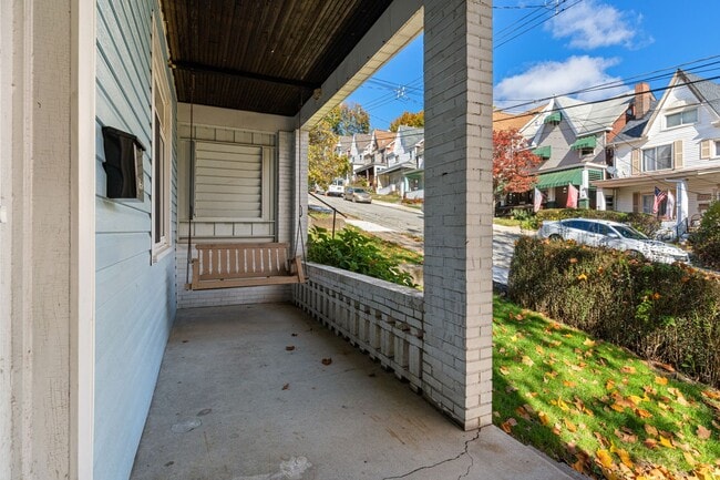 Building Photo - 3 bed 1.5 bath - freshly updated top to bottom, dishwasher, laundry, off street parking