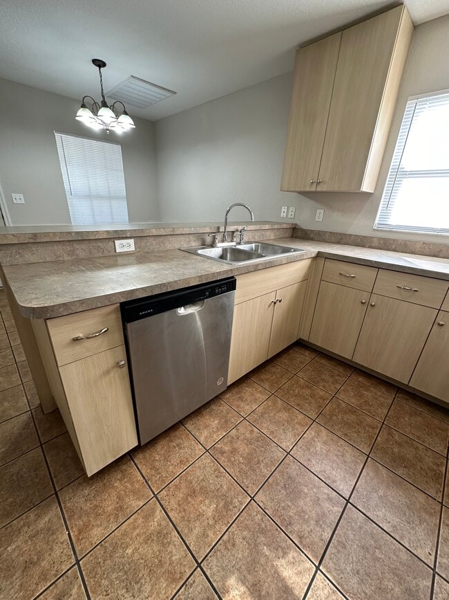 Stainless steel Dishwasher - 208 W Tever St