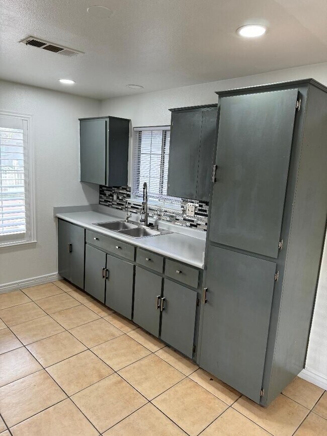 Building Photo - NEWLY RENOVATED ARVIN HOME HAVEN