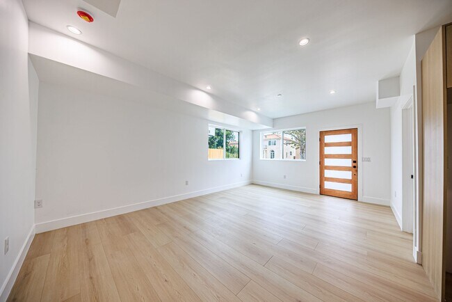 Building Photo - 1013 S Citrus Ave