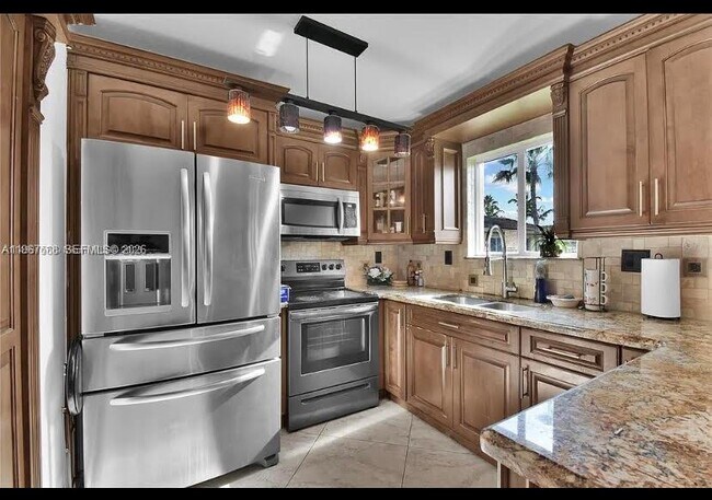 Building Photo - 985 NE 33rd Terrace