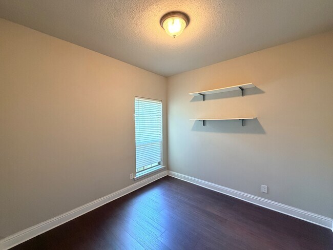 Building Photo - 2492 Bentridge Dr W