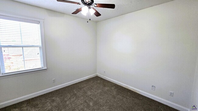 Building Photo - 103 Clarissa Dr