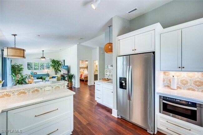 Building Photo - 2800 Lakeview Dr