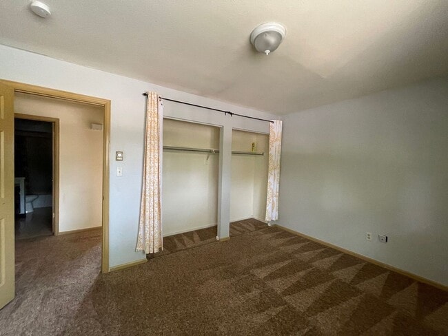 Building Photo - Nice 2 Story Townhome with Garage