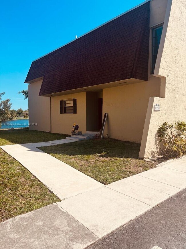 Building Photo - 8950 Palm Tree Ln