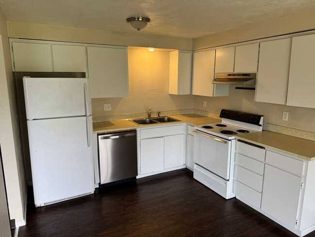 Building Photo - Updated 2 bedroom 1 bathroom duplex in Springfield!