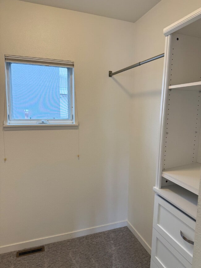 Building Photo - "Spacious 3-Bedroom Townhouse Retreat in Vibrant Denver with 2.5 Baths – 2047 Sq Ft of Modern Liv...