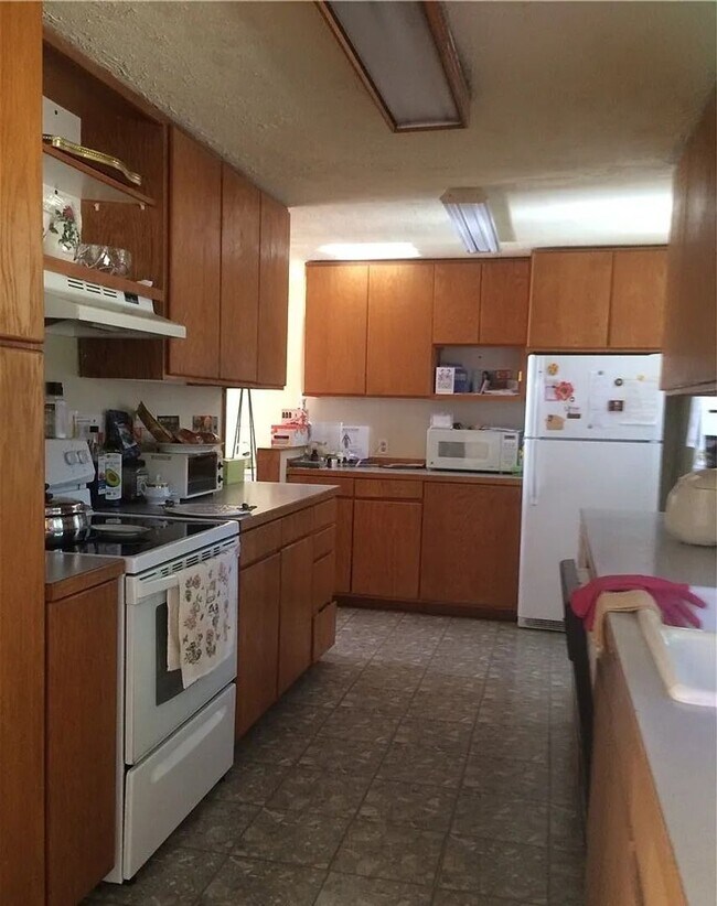 Building Photo - Bellevue Rambler with Great Location