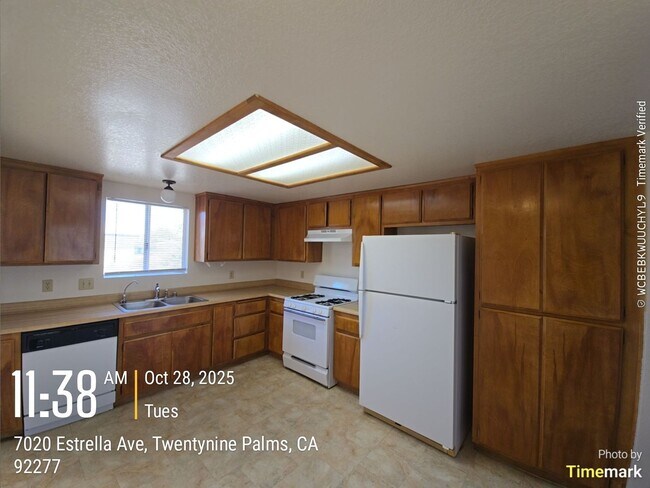 Building Photo - 3 bedroom 2 bath Available now