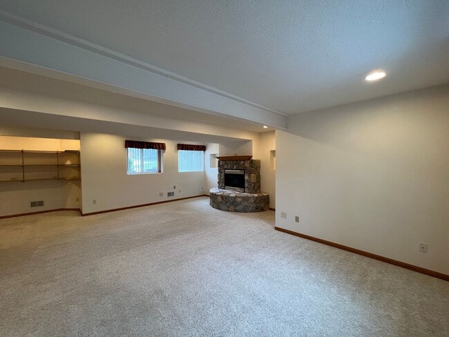 Building Photo - Gorgeous 5 Bed, 2.5 Bath Single-Family Home!