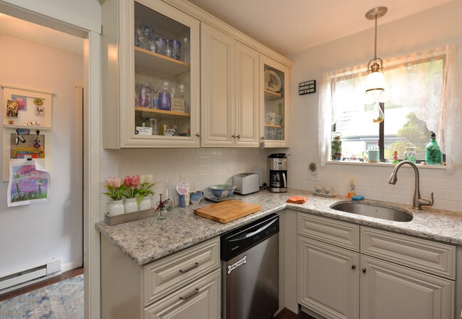 Building Photo - 911 Heritage Vlg