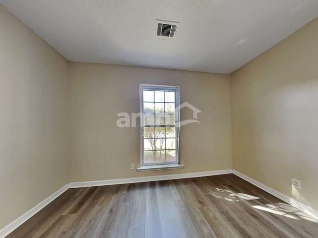 Building Photo - 263 Silver Brook Cir