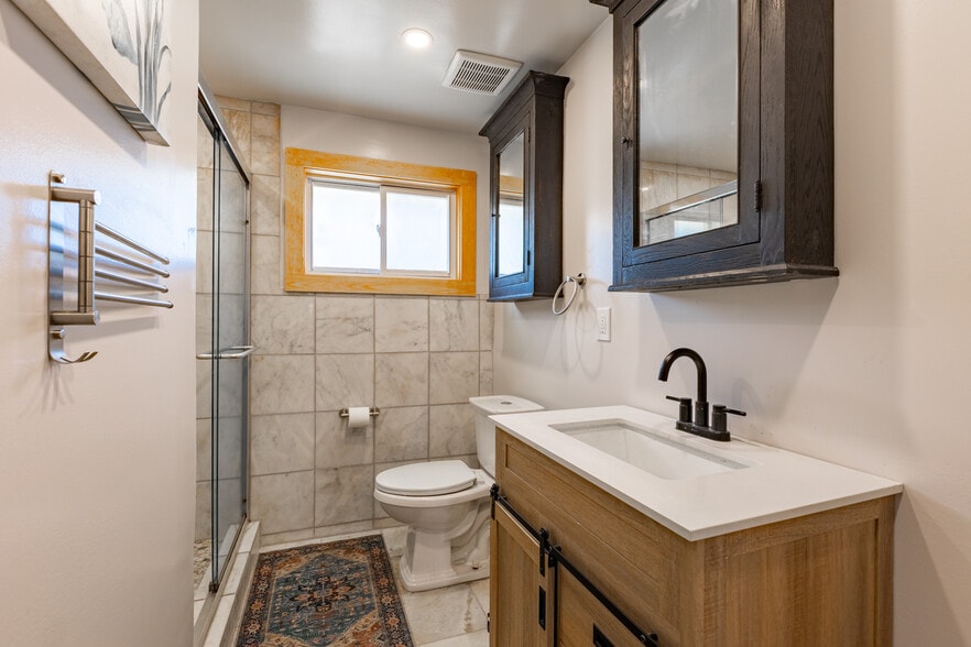 Main bathroom - 91 S Penataquit Ave