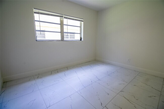 Building Photo - 1423 SW 2nd St