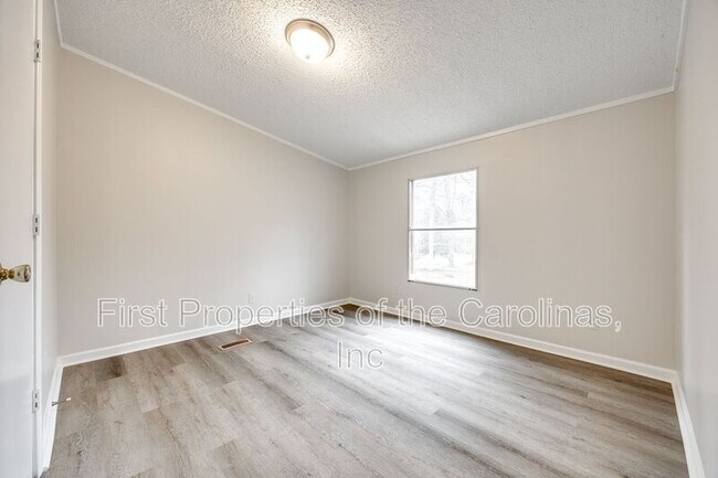 Building Photo - 128 Summerglen Dr.