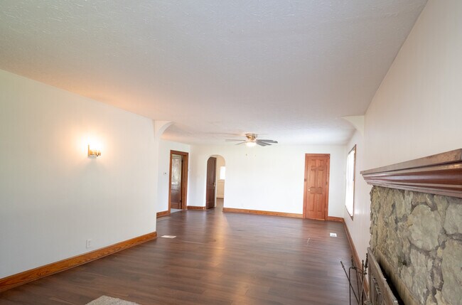 Building Photo - 433 N Randall St