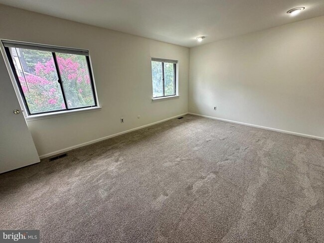 Building Photo - 560 Foxwood Ln