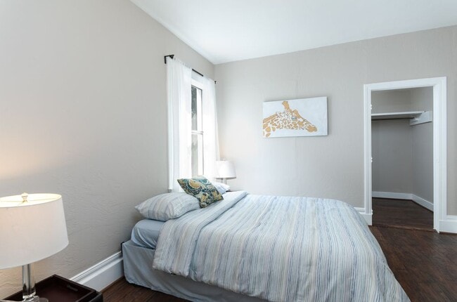 Large bedroom - 2912 Harper Street