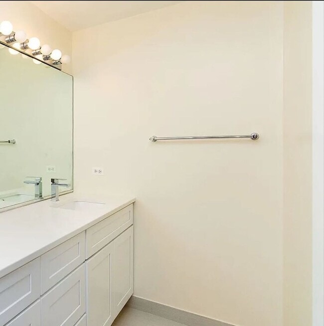 Building Photo - 441 W Blackhawk St