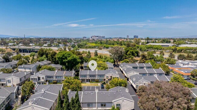 Building Photo - Spacious Condo in Santa Clara - Easy Commute!