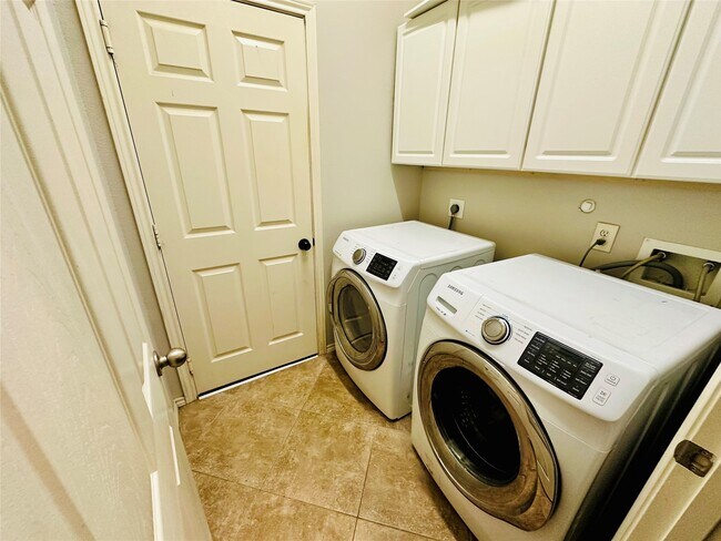 Building Photo - 5643 Walnut Glen Ln