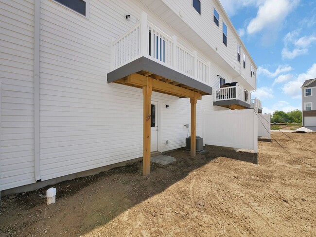 Building Photo - Modern 3 Bed, 2.5 Bath Condo – Spacious, S...