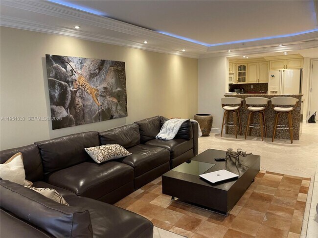 Building Photo - 2555 Collins Ave