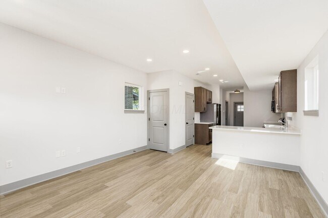 Building Photo - 858 E Starr Ave